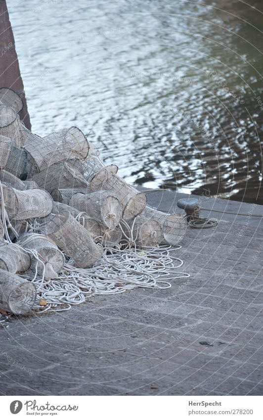 Reusen am Temo Flussufer grau Fischereiwirtschaft Uferdamm Uferpromenade Seil Haufen Arbeitsgeräte Farbfoto Gedeckte Farben Außenaufnahme Menschenleer