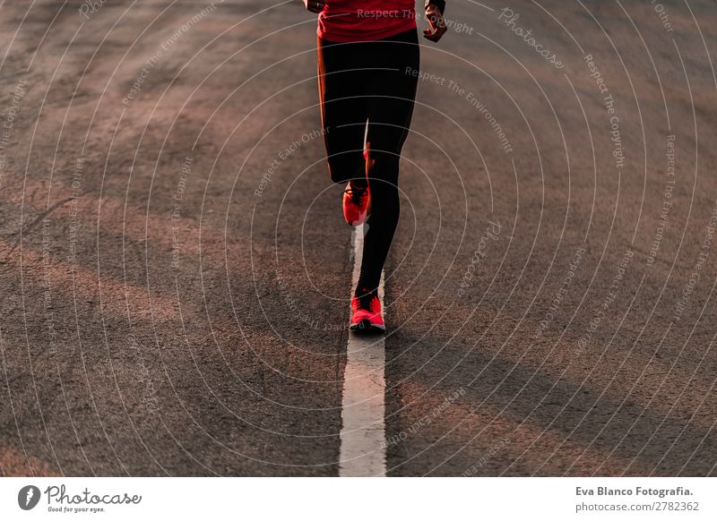 junger Läufer, der auf der Straße läuft. Lifestyle Freizeit & Hobby Sport Joggen Mensch maskulin Junger Mann Jugendliche Erwachsene Beine 1 30-45 Jahre Stadt