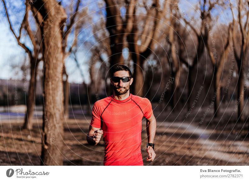 Sportlaufmann im Langlaufloipenlauf Lifestyle Freizeit & Hobby Leichtathletik maskulin Junger Mann Jugendliche Erwachsene 1 Mensch 18-30 Jahre Sonne Frühling