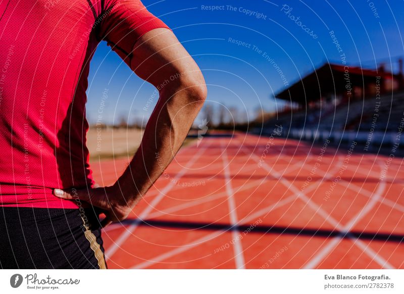 unkenntlicher junger Läufer auf der Leichtathletikbahn Lifestyle Freizeit & Hobby Sport Joggen maskulin Junger Mann Jugendliche Erwachsene 1 Mensch 30-45 Jahre