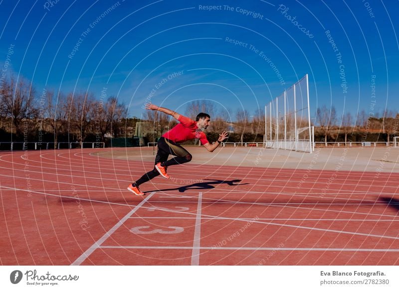 junger Athlet Mann, der auf den Bahnen läuft. Lifestyle Freizeit & Hobby Sport Leichtathletik Joggen maskulin Junger Mann Jugendliche Erwachsene 1 Mensch