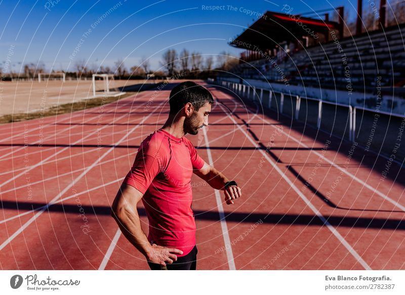 junger Läufer Mann, der die intelligente Uhr überprüft. Lifestyle Freizeit & Hobby Sport Leichtathletik Joggen maskulin Junger Mann Jugendliche Erwachsene 1