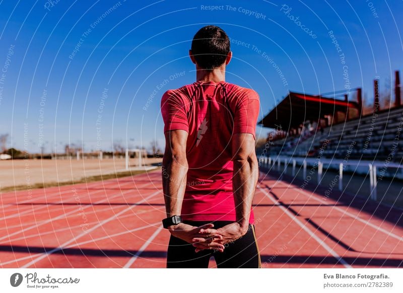 junger Läufer Mann Athlet an der Rennstrecke. Sport im Freien Lifestyle Freizeit & Hobby Leichtathletik Joggen maskulin Junger Mann Jugendliche Erwachsene 1