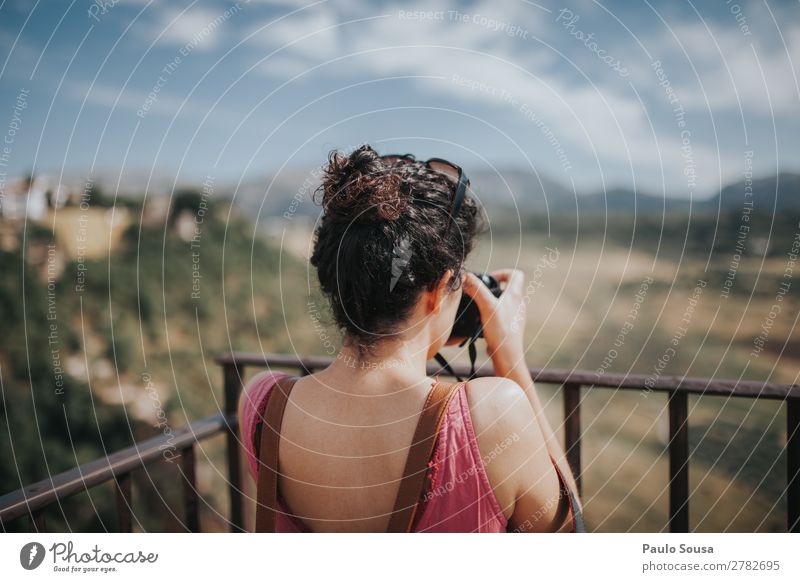 Fotografieren von Mädchen Ferien & Urlaub & Reisen Tourismus Ausflug Sightseeing Städtereise Sommer Fotokamera Mensch feminin Junge Frau Jugendliche Körper 1