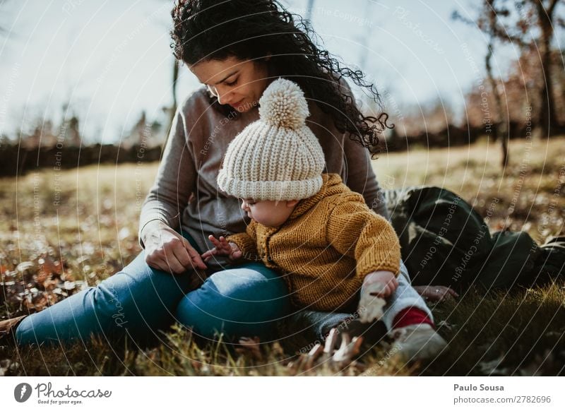 Mutter und Tochter Mensch feminin Kind Baby Mädchen Frau Erwachsene Körper 2 1-3 Jahre Kleinkind 18-30 Jahre Jugendliche Natur Herbst Wald Mantel Pelzmantel Hut