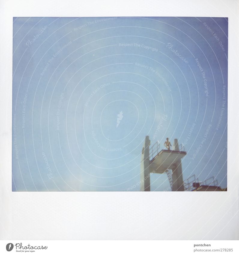 Polaroid. Jugendlicher steht auf 10 Meter Brett auf einem Sprungturm. Höhenangst, Mut, Angst Sportstätten Junger Mann Mensch springen Himmel Freibad Farbfoto