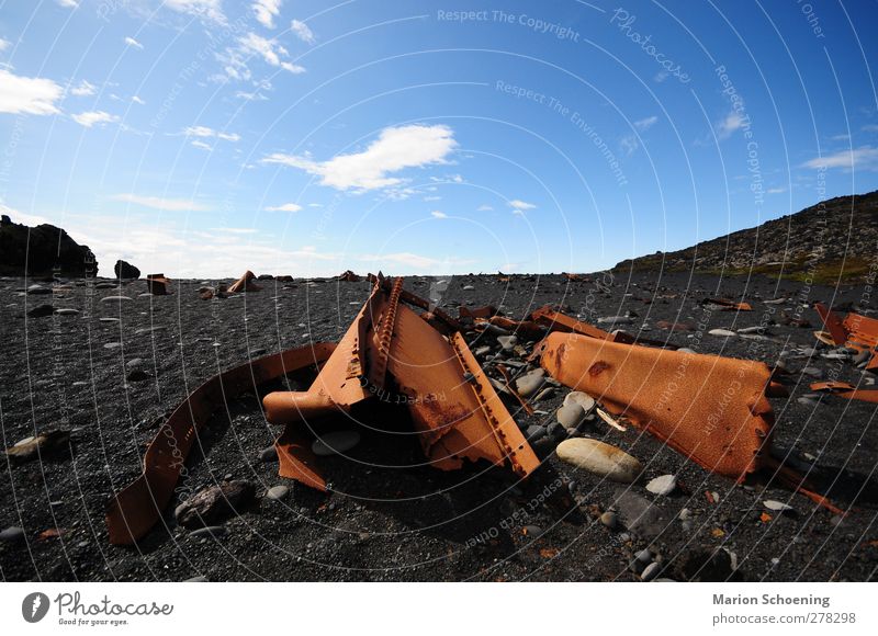 Rostiger Lavastrand Landschaft Himmel Küste Verfall Vergangenheit Vergänglichkeit kaputt Schiffswrack Steine Island Farbfoto Außenaufnahme Morgen Totale