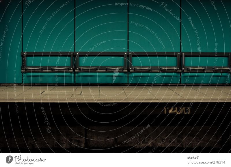 pendler sofa Bahnsteig Stadt grau grün Frankfurt am Main Bank leer Gedeckte Farben Innenaufnahme Menschenleer Textfreiraum links Textfreiraum oben