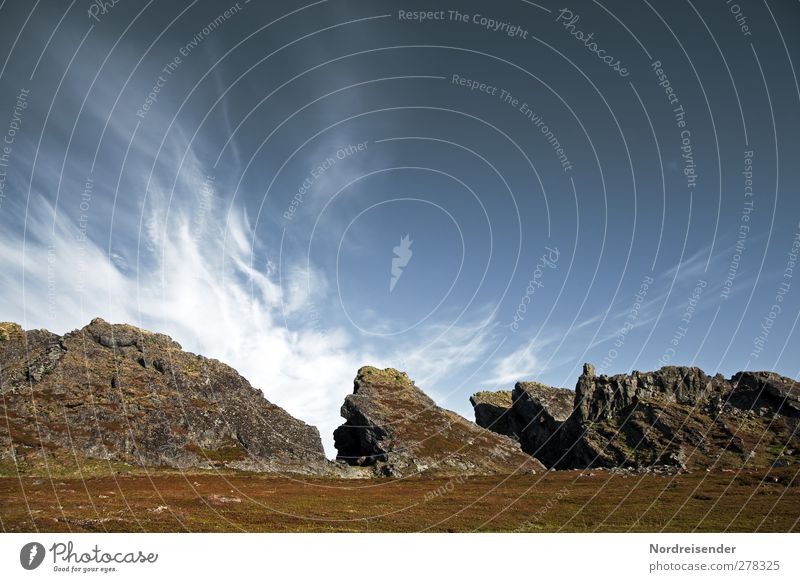 Kalter Hauch Ausflug Ferne Berge u. Gebirge wandern Landschaft Urelemente Himmel Wolken Klima Wind Nebel Felsen berühren bedrohlich blau braun weiß demütig