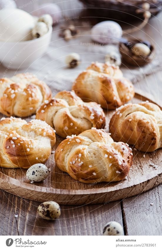 Ostergebäck - kleine Hefeteilchen und gedeckter Tisch Ostern Lebensmittel Gesunde Ernährung Speise Foodfotografie Essen Backwaren osterbrunch Brunch brioche