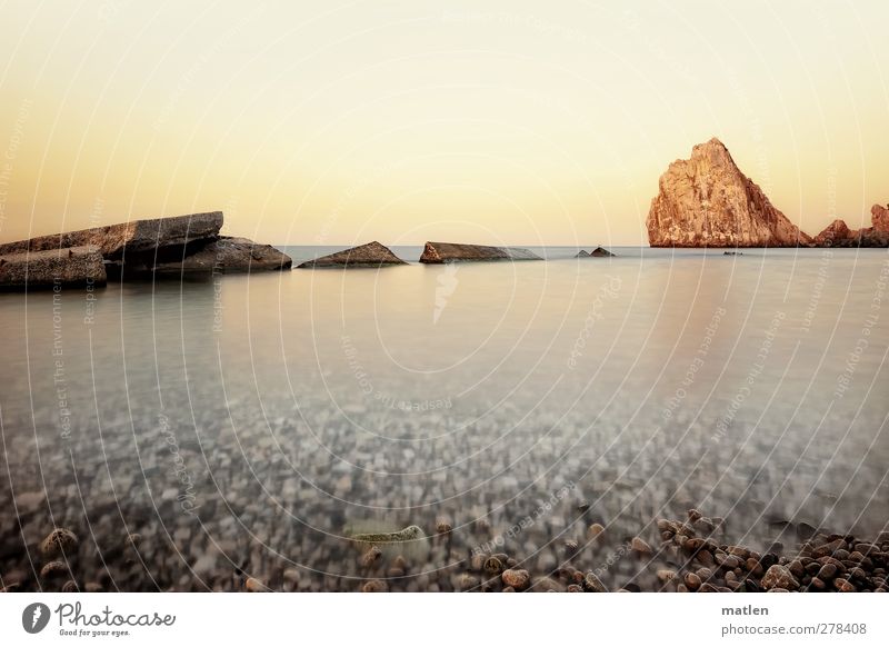 stone washed Landschaft Wasser Himmel Wolkenloser Himmel Horizont Sonnenaufgang Sonnenuntergang Schönes Wetter Felsen Küste Strand Meer Menschenleer braun weiß