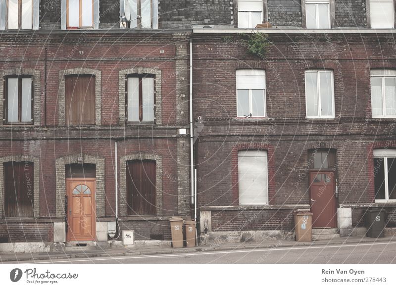 Fassaden Kleinstadt Stadtzentrum Stadtrand Altstadt Haus Einfamilienhaus Bauwerk Gebäude Architektur Mauer Wand Fenster Tür Fußmatte Klingel alt Armut Stimmung