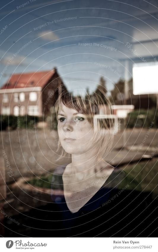 Reflexion feminin Junge Frau Jugendliche Erwachsene Gesicht 1 Mensch 18-30 Jahre Stimmung anschauend Blick Konzentration Fenster Haus blond Wolken Farbfoto