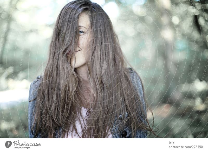 . Mensch feminin Frau Erwachsene 1 30-45 Jahre Umwelt Natur Pflanze Baum Wald Haare & Frisuren brünett langhaarig Freude Glück Zufriedenheit Farbfoto