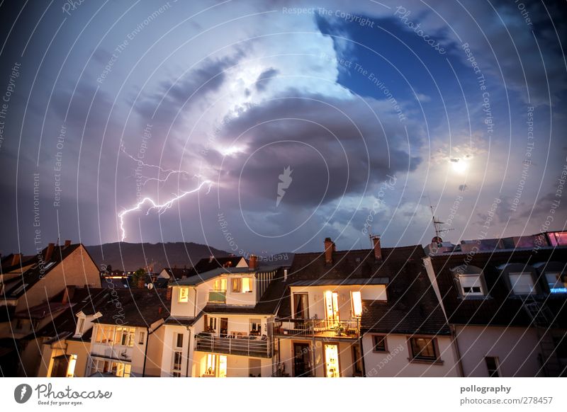 heiliger bimbam Himmel Wolken Mond Sommer schlechtes Wetter Unwetter Regen Gewitter Blitze Hügel Berge u. Gebirge Freiburg im Breisgau Stadtzentrum Haus