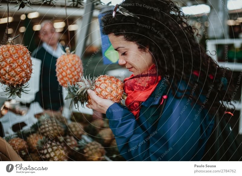 Mädchen riecht Ananas Lebensmittel Frucht kaufen Ferien & Urlaub & Reisen Tourismus feminin Junge Frau Jugendliche 18-30 Jahre Erwachsene Locken wählen