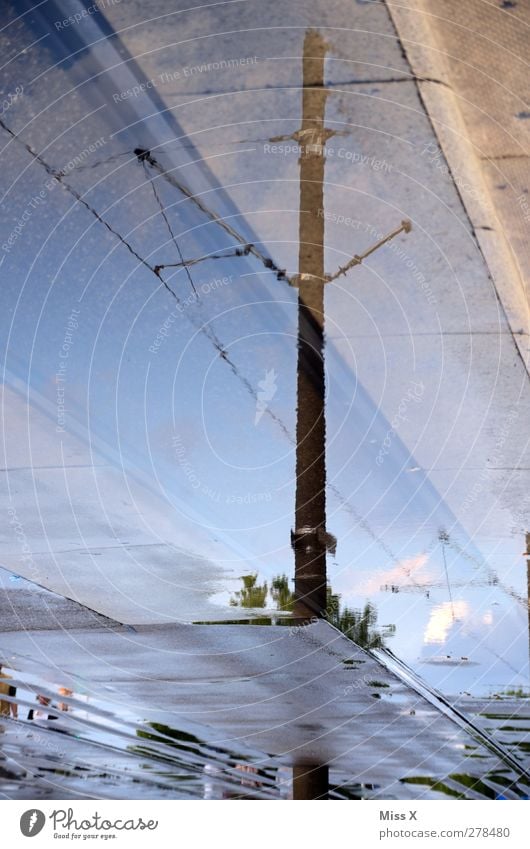 auf Regen folgt Sonne Wasser nass Strommast Hochspannungsleitung Pfütze Straße Farbfoto Außenaufnahme Menschenleer Reflexion & Spiegelung