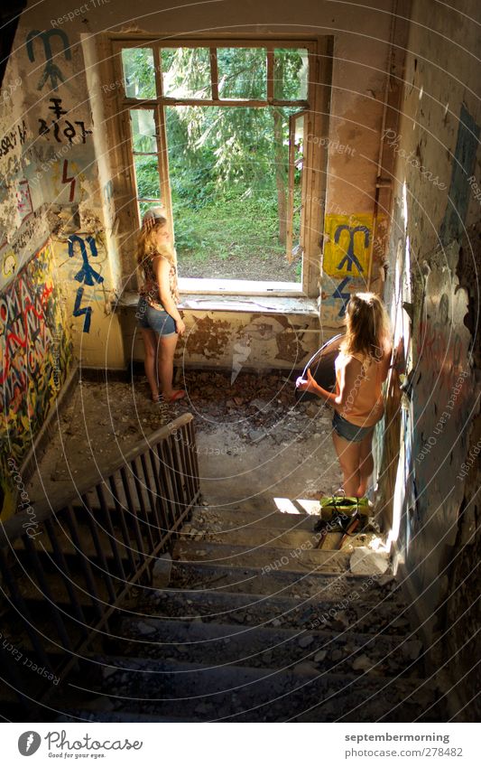 Innenaufnahme feminin Jugendliche 2 Mensch 18-30 Jahre Erwachsene Mauer Wand Treppe alt Coolness Farbfoto Tag Licht Schatten Sonnenstrahlen