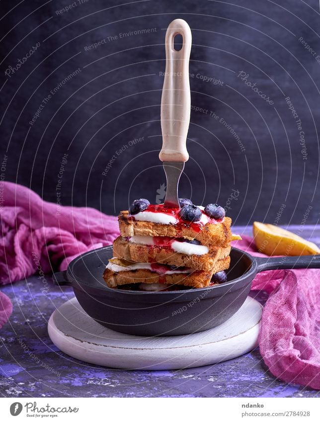 Französischer Toast mit Beeren, Sirup und saurer Sahne Frucht Brot Ernährung Frühstück Mittagessen Pfanne Gabel Tisch Küche Holz Essen schwarz weiß appetitlich