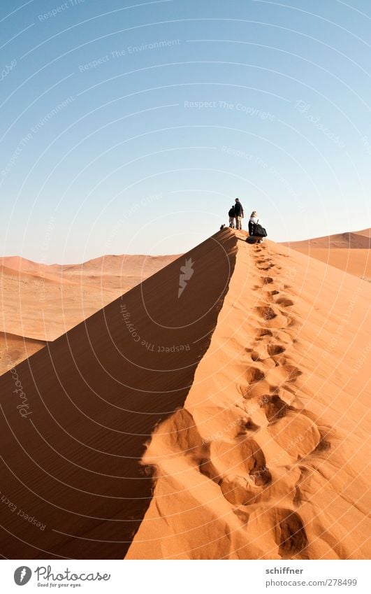 Der schmale Grat Mensch 2 Umwelt Natur Landschaft Urelemente Wolkenloser Himmel Schönes Wetter Wärme Dürre Wüste trocken blau orange rot Begeisterung Bergkamm