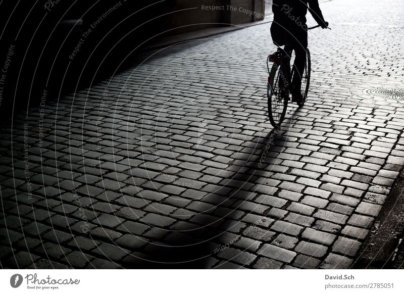 Fahrradfahrer auf Kopfsteinpflaster Freizeit & Hobby Mensch 1 Stadt Verkehr Verkehrsmittel Verkehrswege Personenverkehr Fahrradfahren Straße Bewegung alt