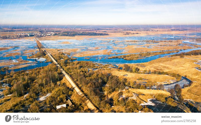 Landstraße und Brücke durch den quellschmelzenden Fluss schön Ferien & Urlaub & Reisen Tourismus Ausflug Abenteuer Ferne Freiheit Expedition Winter Schnee Natur