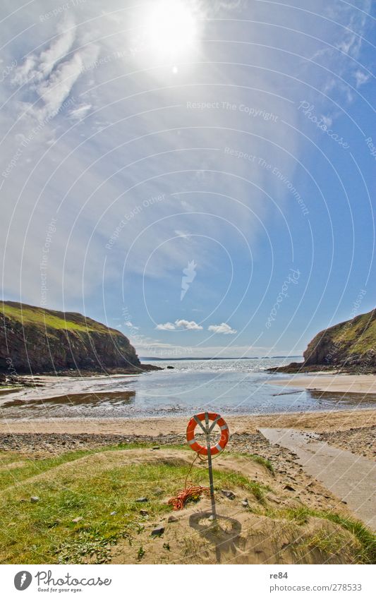 Tag am Meer harmonisch Wohlgefühl Erholung Sommer Sommerurlaub Sonne Sonnenbad Strand Umwelt Natur Wasser Himmel Wolken Frühling Küste Menschenleer hören blau