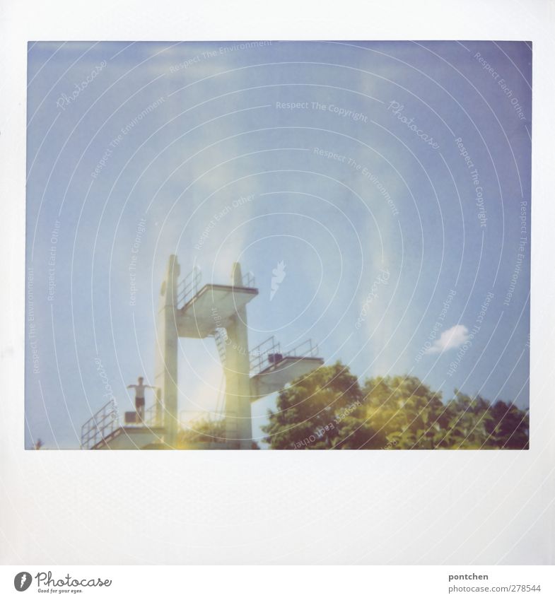 Polaroid. Jugendlicher steht auf 3 Meter Brett auf den Sprungturm. Höhe, mut sportlich 1 Mensch springen Freibad Sprungbrett Wolken Himmel Baum Badehose