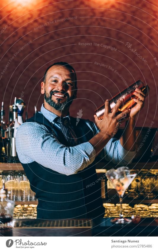 Barman macht Cocktails im Nachtclub. Schüttler Barmann Barkeeper Kellnern Mann rühren Mixologe Hinzufügen Alkohol Business Club trinken Flasche professionell