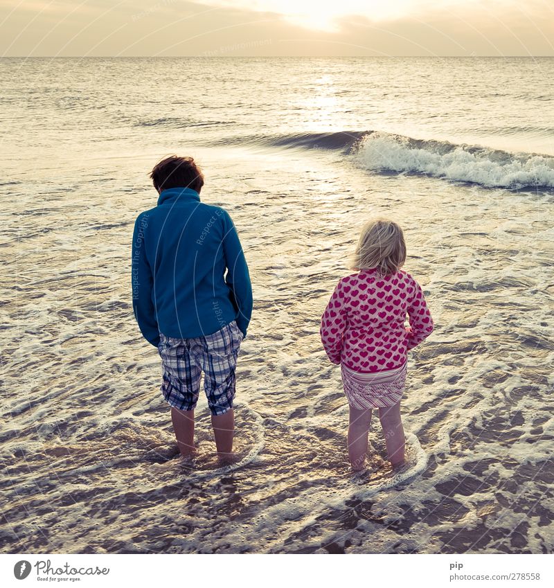 ferienende Mensch Mädchen Junge Bruder Schwester Kindheit Fuß 2 Natur Sommer Schönes Wetter Wellen Küste Nordsee Meer Blick stehen Fernweh