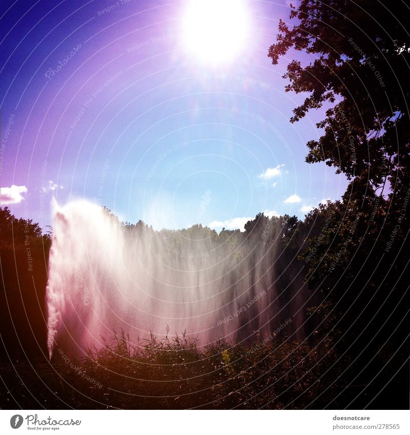 Springbrunnen in einem Park Natur Sonne blau Vignettierung Wasser Wasserfontäne Gischt Himmel himmelblau Farbfoto mehrfarbig Außenaufnahme Lomografie