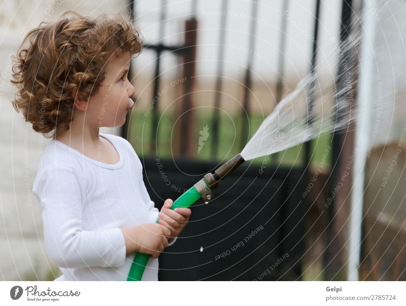 bezaubernder Junge, der die Pflanzen gießt. schön Leben Spielen Kind Mensch Baby Kleinkind Familie & Verwandtschaft Kindheit Dürre blond klein unschuldig