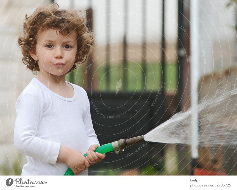 bezaubernder Junge, der die Pflanzen gießt. schön Leben Spielen Kind Mensch Baby Kleinkind Familie & Verwandtschaft Kindheit Dürre blond klein unschuldig