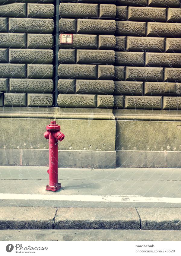 Budapest Menschenleer Gebäude Architektur Mauer Wand Fassade Straße Stimmung ästhetisch Idylle Perspektive Präzision stagnierend Hydrant Bordsteinkante Linie