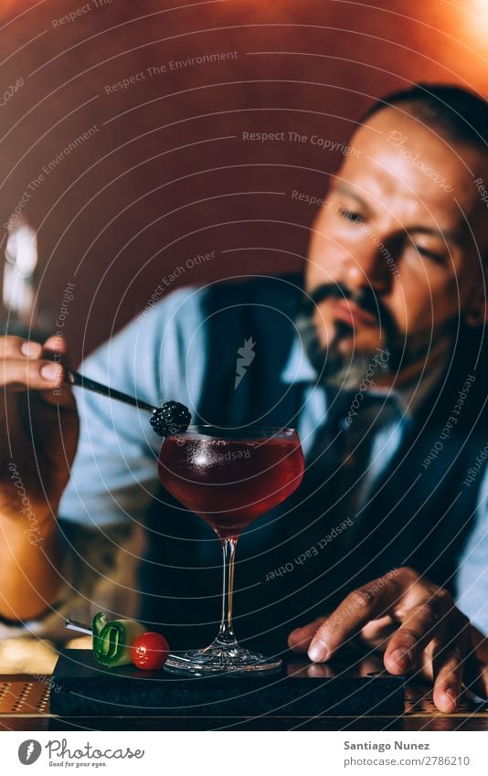 Barman macht Cocktails im Nachtclub. Schüttler Barmann Barkeeper Kellnern Mann rühren Mixologe Hinzufügen Alkohol Business Club trinken Flasche professionell