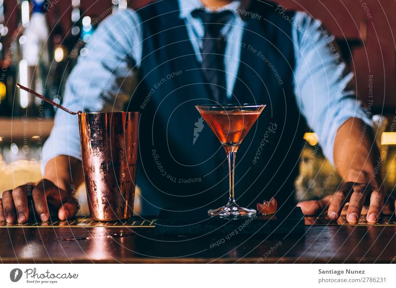 Barman macht Cocktails im Nachtclub. Schüttler Barmann Barkeeper Kellnern Mann rühren Mixologe Hinzufügen Alkohol Business Club trinken Flasche professionell