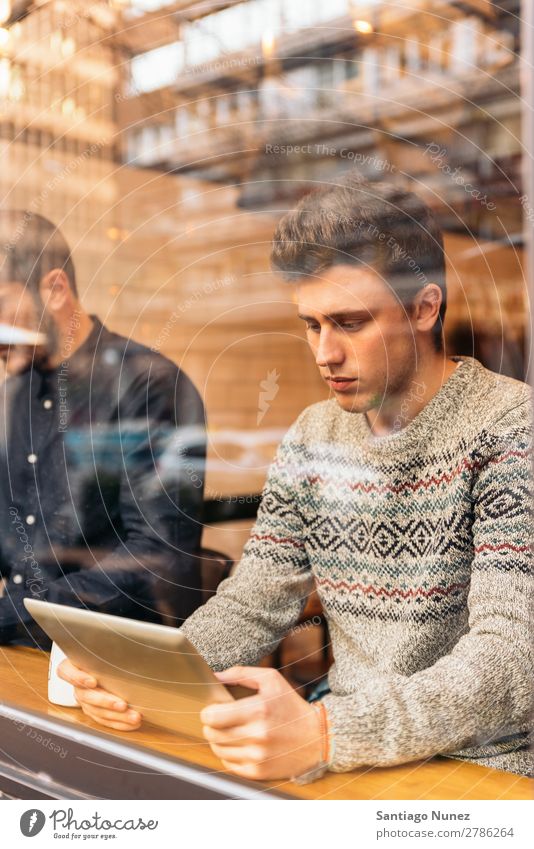 Geschäftsmann mit seinem Laptop im Coffee Shop. Mann Kaffee Freundlichkeit Jugendliche Teamwork Mensch Lifestyle Business Mitteilung PDA Handy Mobile benutzend