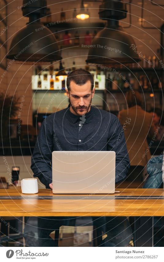 Geschäftsmann mit seinem Laptop im Coffee Shop. Mann Kaffee Freundlichkeit Jugendliche Porträt Mensch Lifestyle Business Mitteilung PDA Handy Mobile benutzend