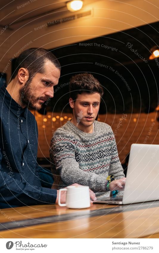 Freunde, die Handy und Laptop benutzen Mann Kaffee Freundschaft Jugendliche Teamwork Menschengruppe Lifestyle PDA Mobile Mitteilung benutzend Text Computer