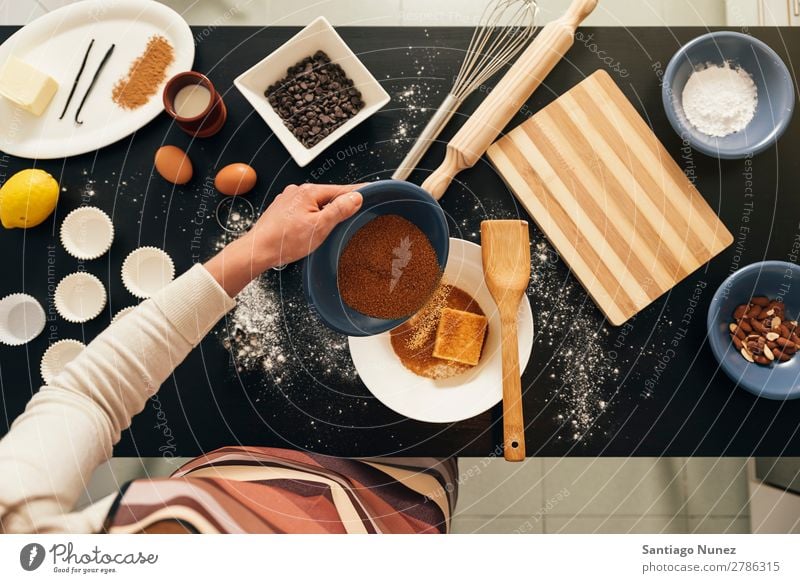 Schöne Frau bereitet Kekse und Muffins zu backen Biskuit Koch Küchenchef dekoriert lecker selbstgemacht heimwärts vorbereiten Eier Zucker Butter Zitrone Mehl