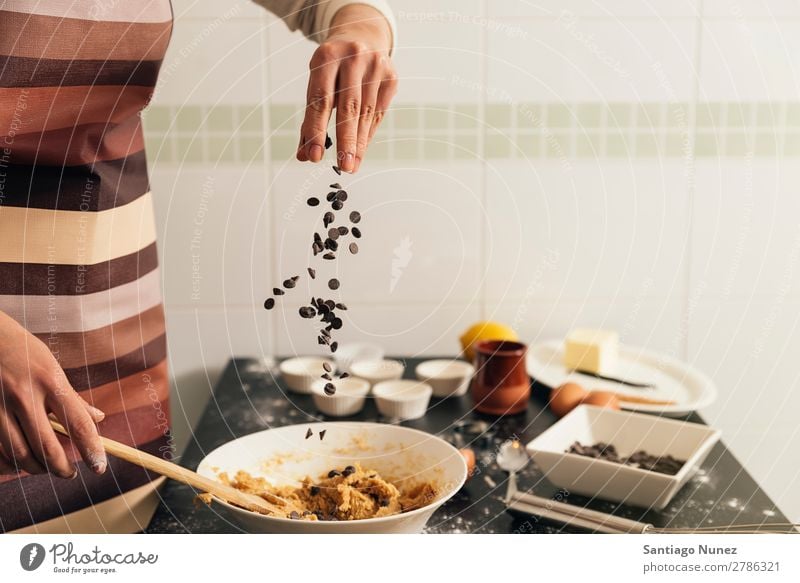 Schöne Frau, die Kekse und Muffins zubereitet. backen Biskuit Plätzchen Koch Küchenchef Dekoration & Verzierung lecker gebastelt heimwärts Essen zubereiten Ei