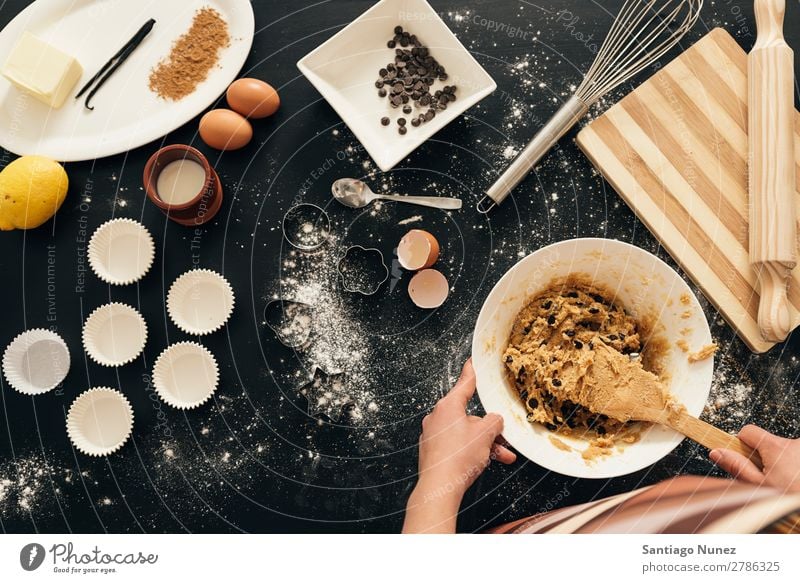 Schöne Frau, die Kekse und Muffins zubereitet. backen Biskuit Plätzchen Koch Küchenchef Dekoration & Verzierung lecker gebastelt heimwärts Essen zubereiten Ei