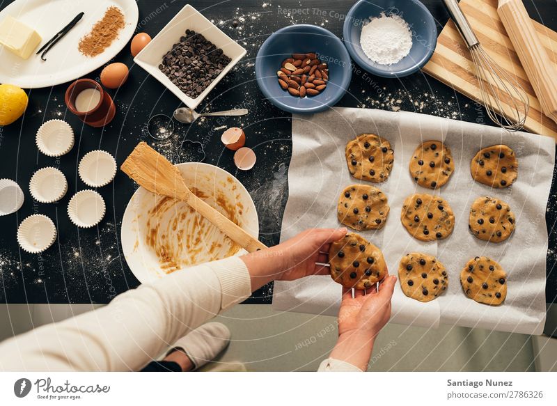 Schöne Frau, die Kekse und Muffins zubereitet. backen Biskuit Plätzchen Koch Küchenchef Dekoration & Verzierung lecker gebastelt heimwärts Essen zubereiten Ei