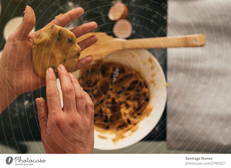 Schöne Frau bereitet Kekse und Muffins zu backen Biskuit Koch Küchenchef dekoriert lecker selbstgemacht heimwärts vorbereiten Eier Zucker Butter Mixer Zitrone