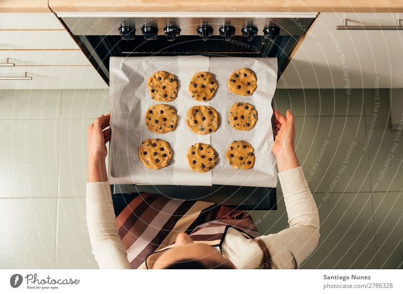 Schöne Frau, die Kekse und Muffins zubereitet. backen Herd & Backofen Biskuit Plätzchen Koch Küchenchef Dekoration & Verzierung lecker gebastelt heimwärts