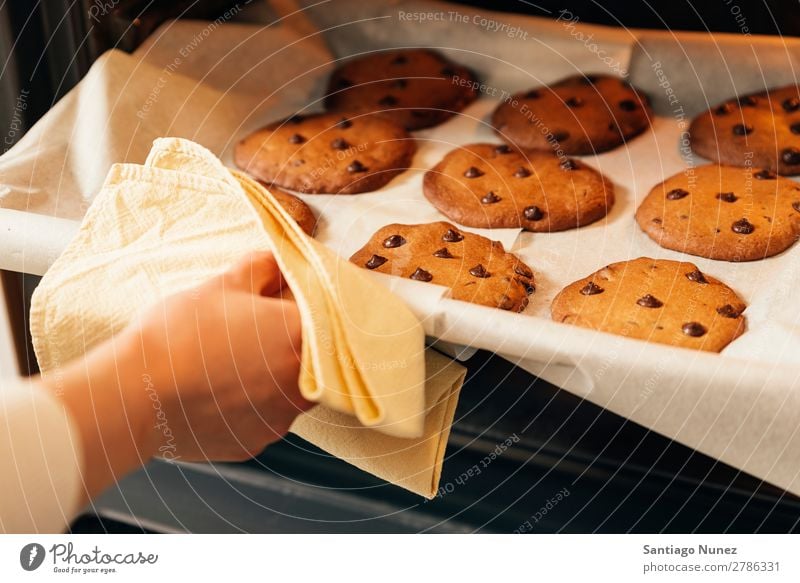 Schöne Frau, die Kekse und Muffins zubereitet. backen Herd & Backofen Biskuit Plätzchen Koch Küchenchef Dekoration & Verzierung lecker gebastelt heimwärts