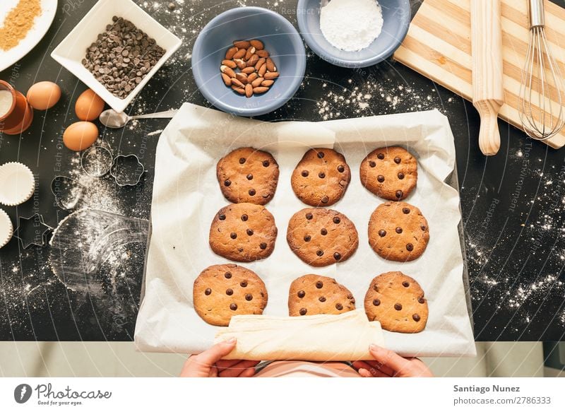 Schöne Frau, die Kekse und Muffins zubereitet. backen Biskuit Plätzchen Koch Küchenchef Dekoration & Verzierung lecker gebastelt heimwärts Essen zubereiten Ei