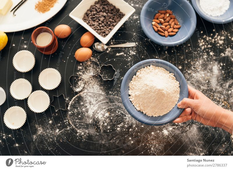 Schöne Frau, die Kekse und Muffins zubereitet. backen Biskuit Plätzchen Koch Küchenchef Dekoration & Verzierung lecker gebastelt heimwärts Essen zubereiten Ei