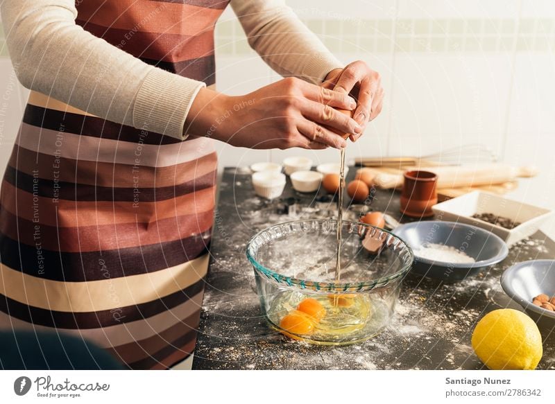 Schöne Frau bereitet Kekse und Muffins zu. backen Biskuit Plätzchen Koch Küchenchef Dekoration & Verzierung lecker gebastelt heimwärts Essen zubereiten Ei