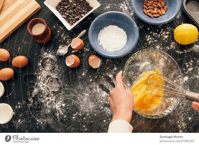 Schöne Frau, die Kekse und Muffins zubereitet. backen Biskuit Plätzchen Koch Küchenchef Dekoration & Verzierung lecker gebastelt heimwärts Essen zubereiten Ei